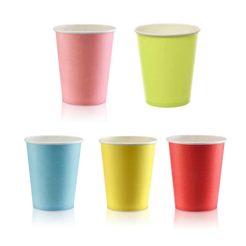 Bicchieri di carta colorata, 5: rosa, verde, azzurro, giallo, rosso. Sfondo bianco